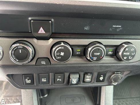 Used 2019 Toyota Tacoma TRD Off-Road w/ Technology Package AWD/4WD image 19