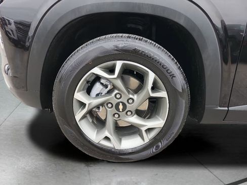 Certified 2025 Chevrolet Trax LT w/ LT Convenience Package image 27