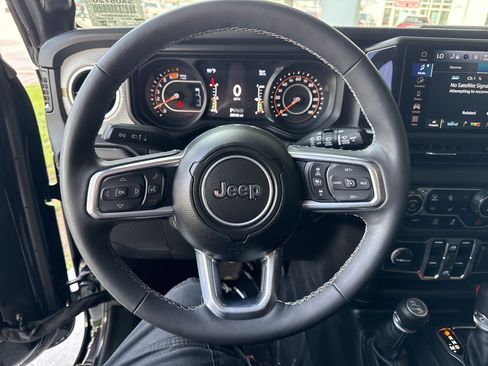 Used 2025 Jeep Wrangler Unlimited Sahara AWD/4WD image 17