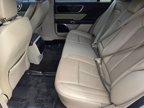 Used 2017 Lincoln Continental Select image 19