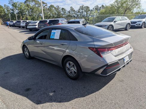 Certified 2025 Hyundai Elantra SE image 8