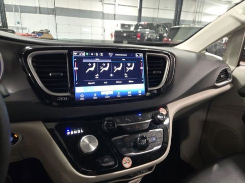 Used 2023 Chrysler Pacifica Touring-L FWD image 14