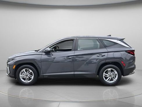 Used 2025 Hyundai Tucson SE image 3