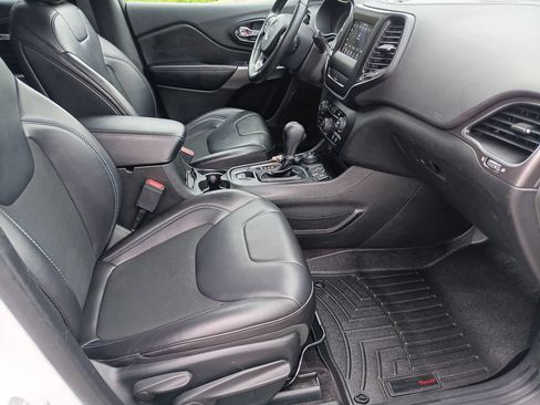 Used 2019 Jeep Cherokee Latitude Plus AWD/4WD image 18