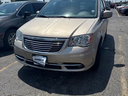 Used 2013 Chrysler Town & Country Touring FWD image 3