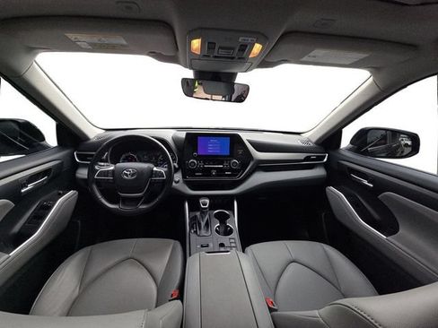 Used 2023 Toyota Highlander XLE AWD/4WD image 12