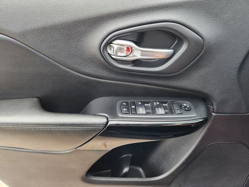 Used 2019 Jeep Cherokee Latitude Plus image 30