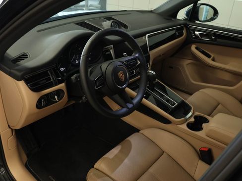 Used 2025 Porsche Macan image 4