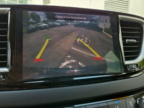 Used 2023 Chrysler Pacifica Touring-L FWD image 40