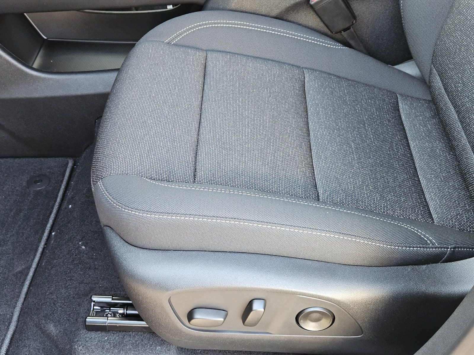 New 2027 Chevrolet Traverse LT FWD image 24