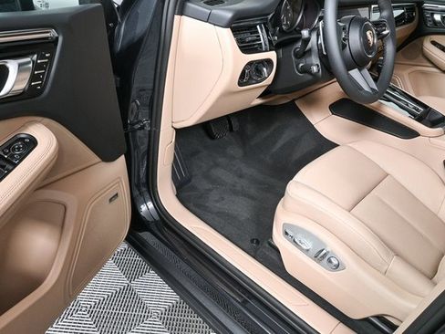 Certified 2025 Porsche Macan AWD image 8