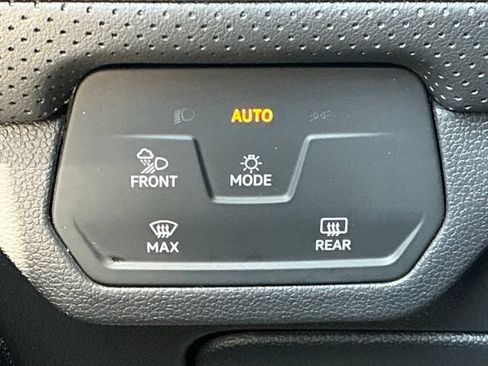 Certified 2025 Volkswagen Atlas SE FWD image 33