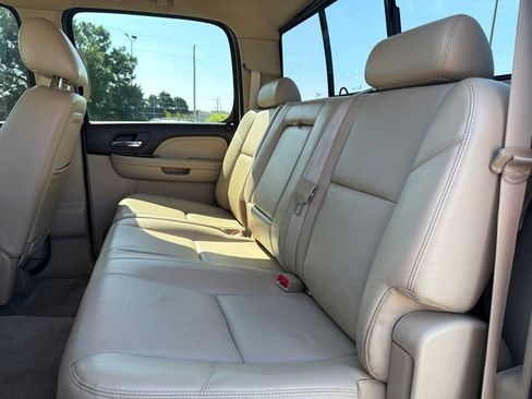 Used 2011 GMC Sierra 2500 Denali w/ Suspension Package, Off-Road AWD/4WD image 18