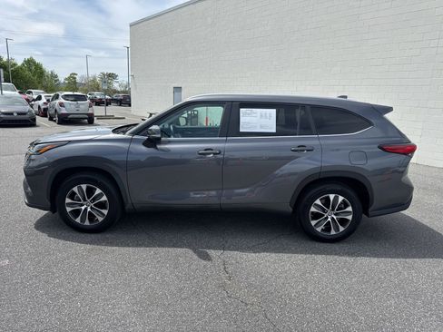 Used 2023 Toyota Highlander XLE FWD image 4