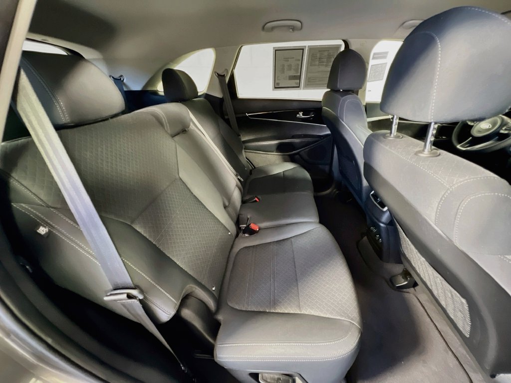 Used 2018 Kia Sorento FWD V6 image 27