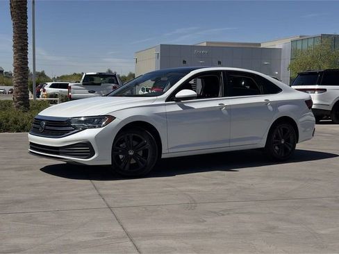 Used 2024 Volkswagen Jetta SE w/ Panoramic Sunroof Package image 2