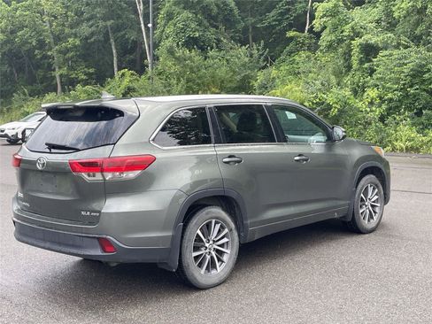 Used 2018 Toyota Highlander XLE AWD/4WD image 3