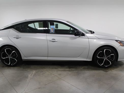 Used 2024 Nissan Altima 2.5 SR image 11