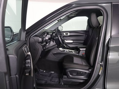 Used 2023 Ford Explorer XLT image 25