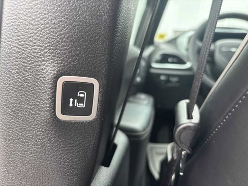 Used 2025 Chrysler Pacifica Limited FWD image 19