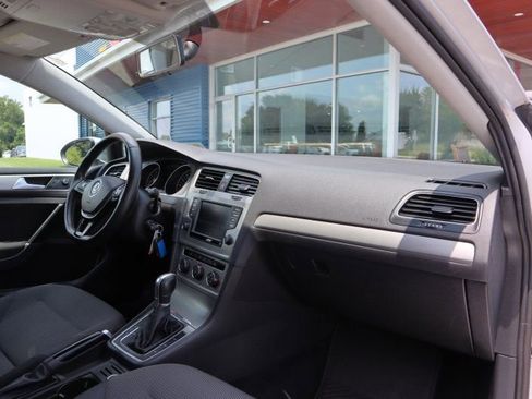 Used 2017 Volkswagen Golf S image 21