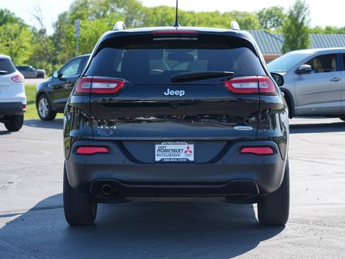 Used 2018 Jeep Cherokee Latitude w/ Safety Group AWD/4WD image 4