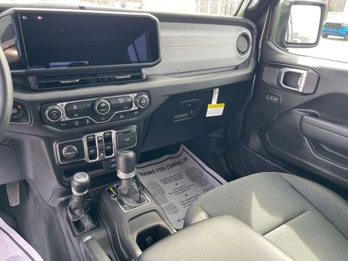 Used 2025 Jeep Gladiator Sport image 18