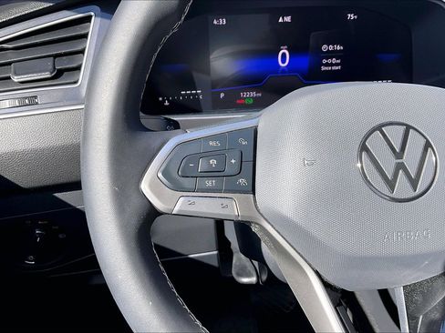 Certified 2024 Volkswagen Tiguan SE w/ Panoramic Sunroof Package FWD image 18