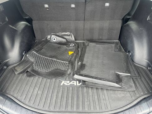 Used 2017 Toyota RAV4 LE AWD/4WD image 16