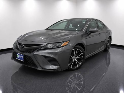 Used 2019 Toyota Camry SE w/ 4 Season Floor Mat Package FWD image 1