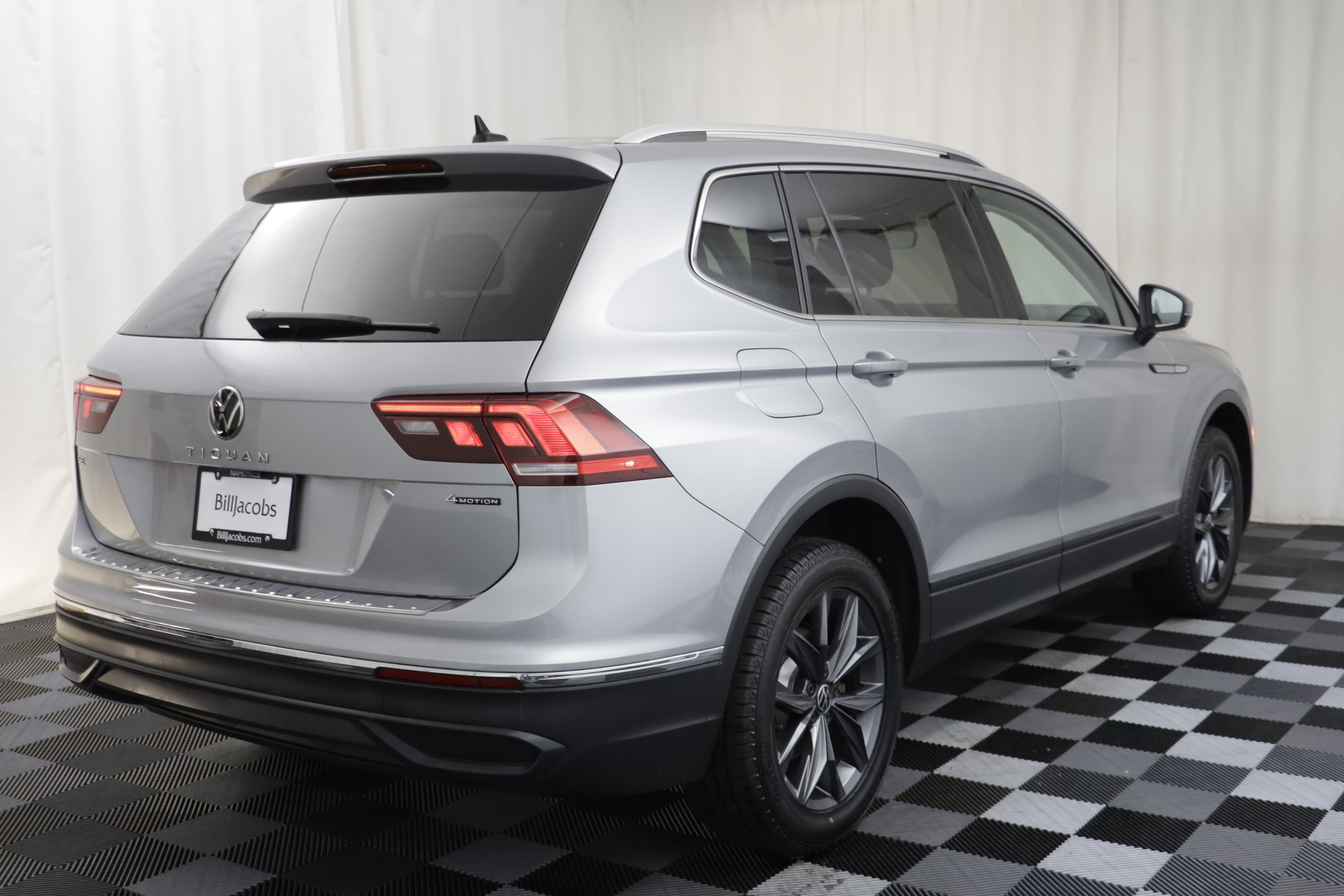 Used 2022 Volkswagen Tiguan SE AWD/4WD image 16