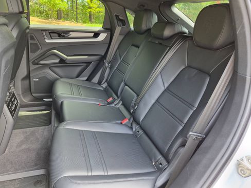 Certified 2024 Porsche Cayenne Coupe AWD/4WD image 21