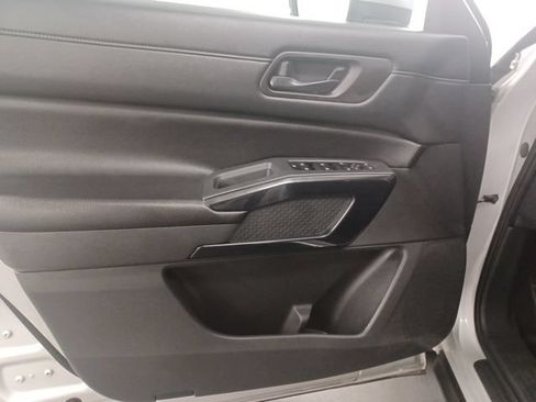 Used 2024 Nissan Pathfinder SV FWD image 16