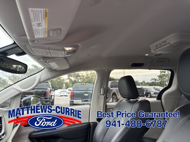 Used 2020 Chrysler Pacifica Touring-L FWD image 11