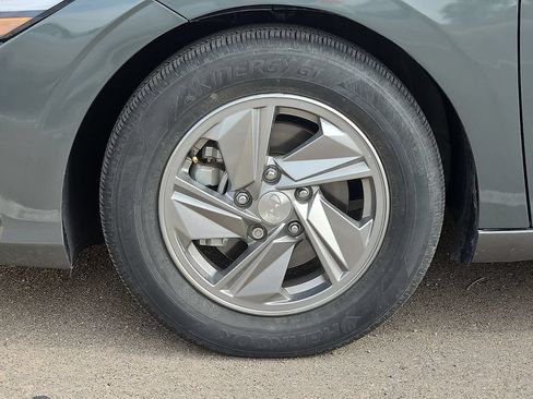 Used 2025 Hyundai Elantra SE FWD image 4
