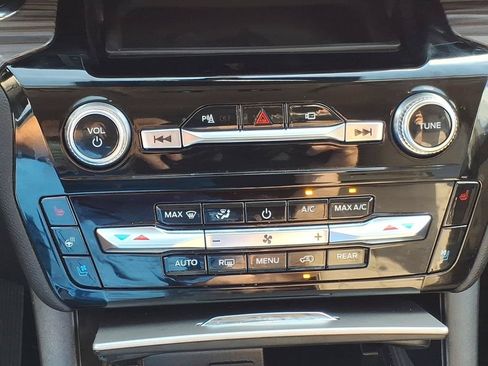 Used 2023 Ford Explorer Limited w/ Equipment Group 301A AWD/4WD image 17