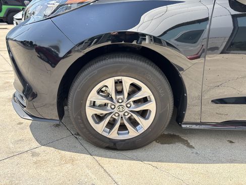 Used 2025 Toyota Sienna XLE FWD image 33