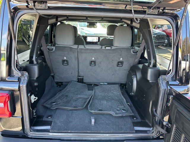 Used 2024 Jeep Wrangler Unlimited Sahara w/ Technology Group AWD/4WD image 13