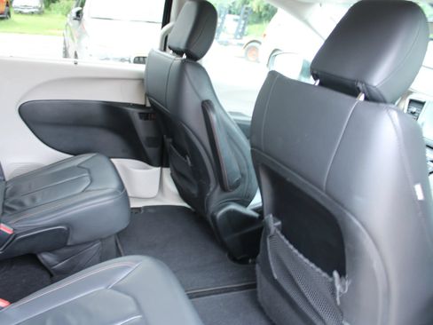 Used 2017 Chrysler Pacifica Touring-L FWD image 24