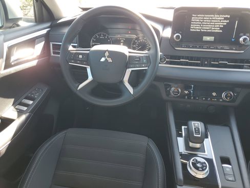 Used 2024 Mitsubishi Outlander AWD image 13