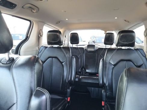 Used 2024 Chrysler Pacifica Touring-L FWD image 6