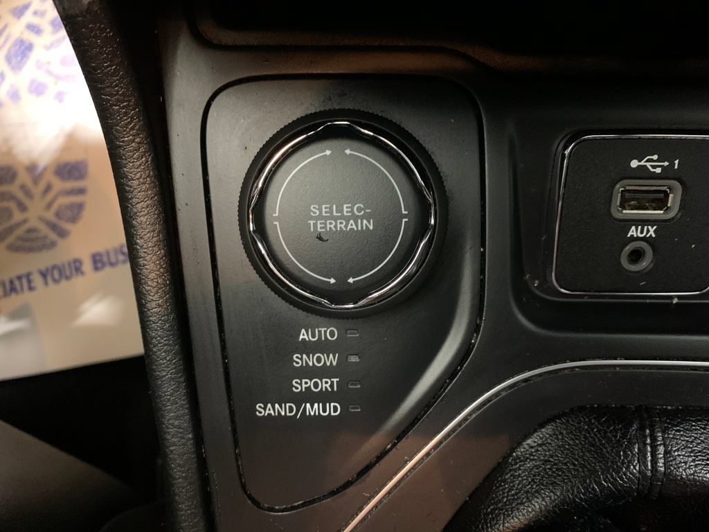 Used 2019 Jeep Cherokee Latitude Plus AWD/4WD image 22