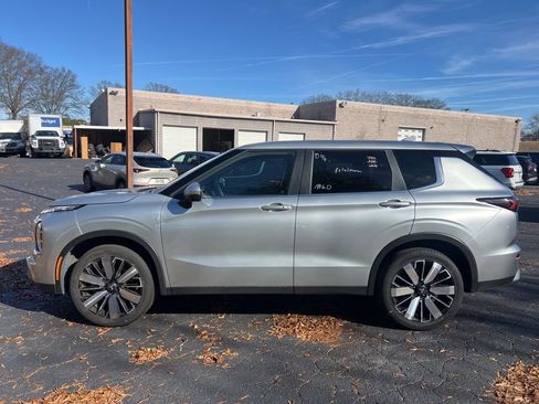Used 2025 Mitsubishi Outlander SE image 7