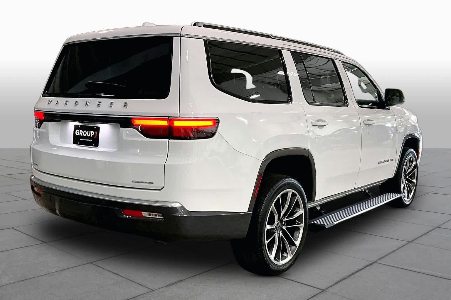 Used 2022 Jeep Wagoneer Series III w/ Premium Group I AWD/4WD image 11