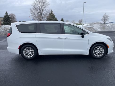 Used 2024 Chrysler Voyager LX image 6