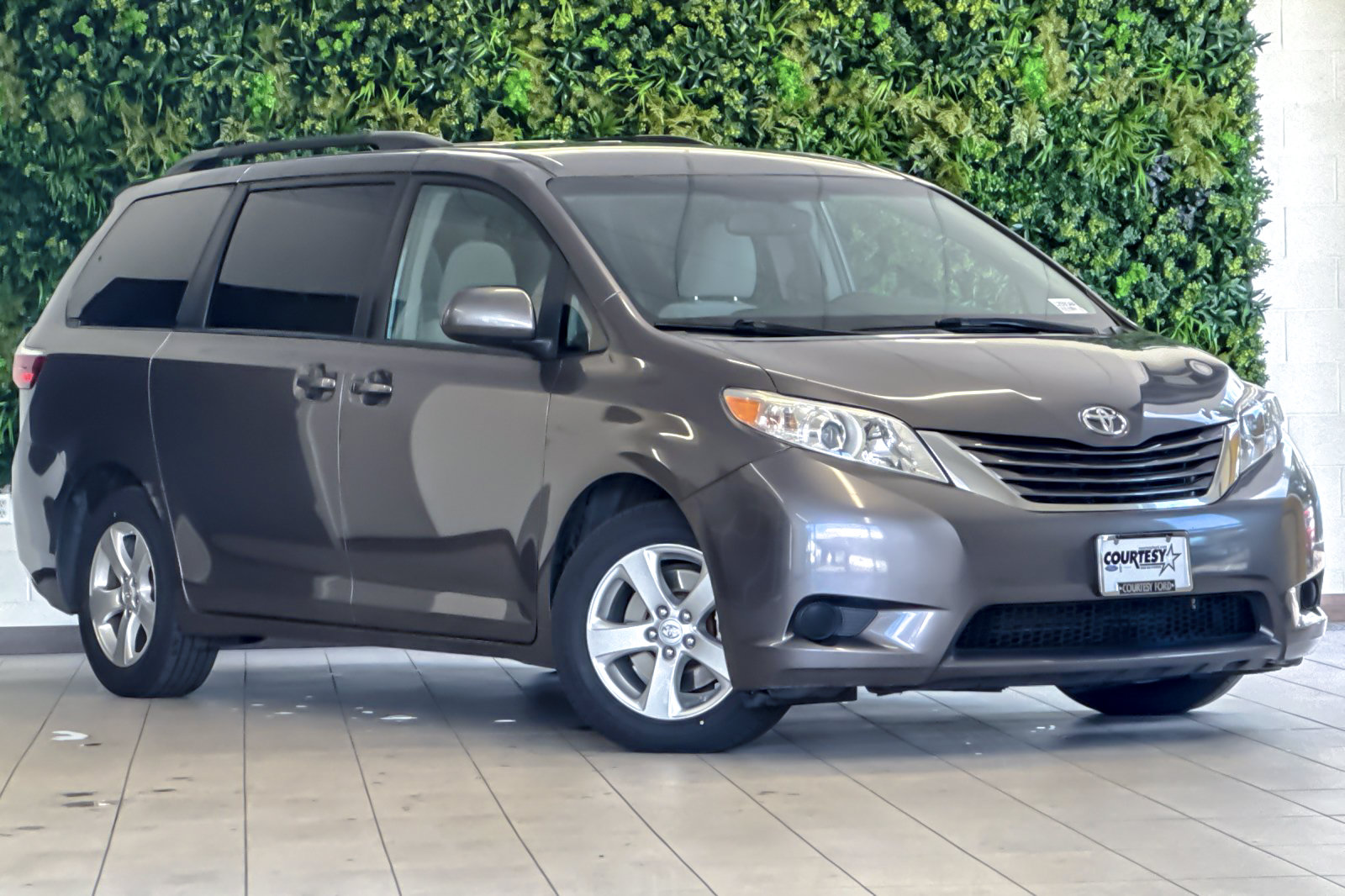 Used 2017 Toyota Sienna LE FWD image 1