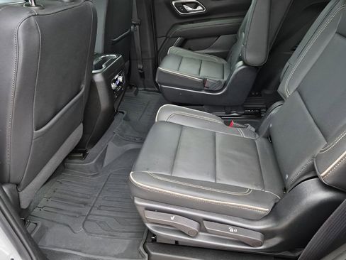 Used 2023 GMC Yukon SLT w/ SLT Premium Package image 18