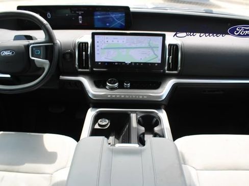 Used 2025 Ford Expedition Platinum w/ Driver's Package AWD/4WD image 16