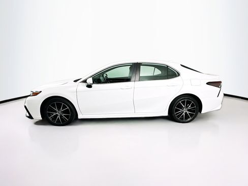Used 2023 Toyota Camry SE image 4