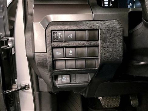 Used 2025 Toyota Tacoma SR5 AWD/4WD image 37